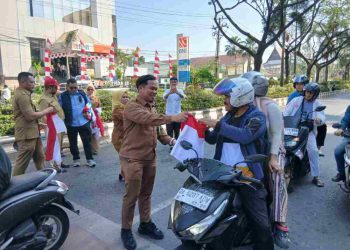 Bersama Walikota dan Wakil Walikota, Bagian Umum Setdako Banjarmasin Turut Bagikan Bendera Merah Putih ke Pengendara
