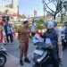 Bersama Walikota dan Wakil Walikota, Bagian Umum Setdako Banjarmasin Turut Bagikan Bendera Merah Putih ke Pengendara