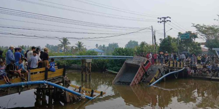 Kondisi jembatan Saka Harang, Mantuil yang ambruk dan akan dipasang Jembatan Bailey sebagai akses penghubung jalan sementara. (foto : shn/seputaran)