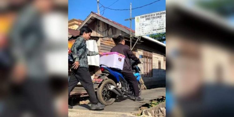 Petugas Layanan Perpustakaan Angkutan Sungai saat membawa buku ke sekolah pelosok. (foto : shn/seputaran)