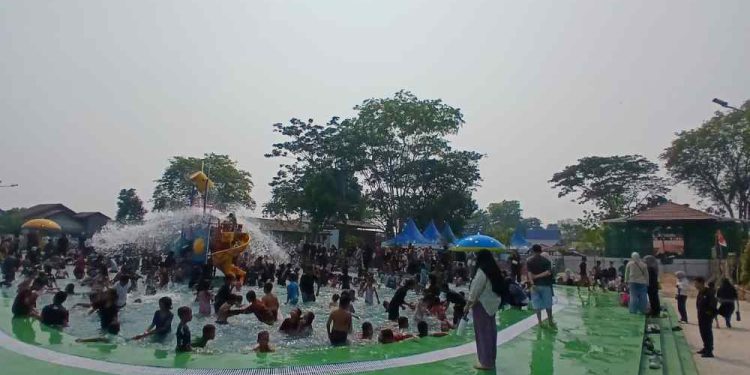 Anak-anak saat menikmati fasilitas Kolam Bermain Anak di Taman Edukasi Jahri Saleh. (foto : shn/seputaran)
