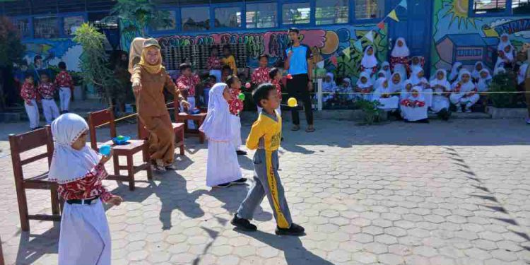 Murid SDN Kelayan Selatan 1 Banjarmasin saat lomba Agustusan di sekolahan. (foto : shn/seputaran)