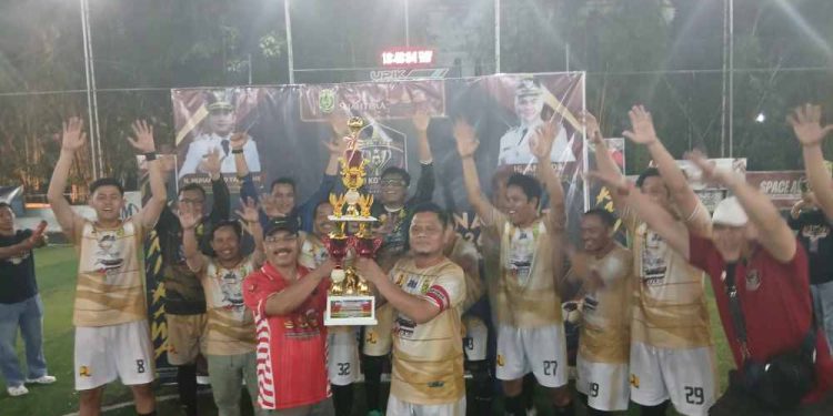 Tim DPUPR FC saat mengangkat tropi juara Wali Kota Cup. (foto : shn/seputaran)