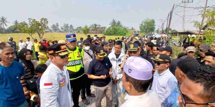 Walikota Banjarmasin HM Yamin mendengar penjelasan warga, saat meninjau kondisi jembatan Saka Harang yang ambruk. (foto : shn/seputaran)