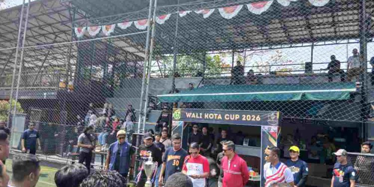 Walikota Banjarmasin HM Yamin saat memberikan sambutan sekaligus membuka ajang Mini Soccer Wali Kota Cup 2026. (foto : shn/seputaran)