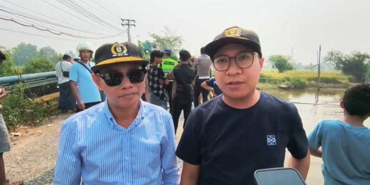 Ketua Komisi III DPRD Banjarmasin M Ridho dan Anggota Nurrahman diwawancara di sela menunjau jembatan Saka Harang ambruk. (foto : shn/seputaran)