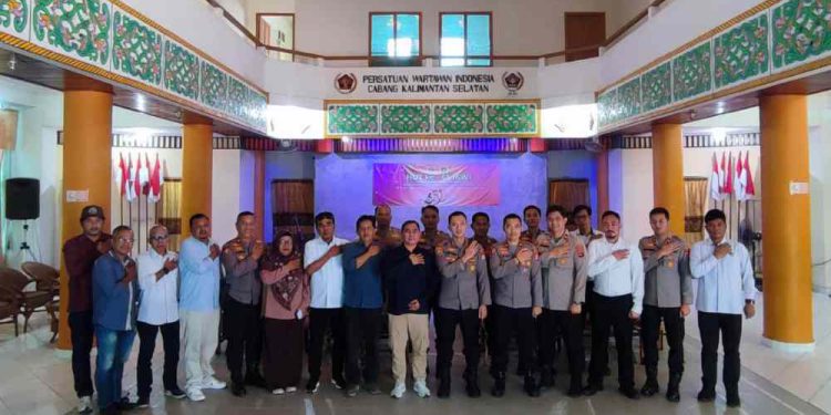 Kapolresta Banjarmasin Kombes Pol Riza Muttaqin saat kunjungan ke PWI Kalsel. (foto : istimewa)