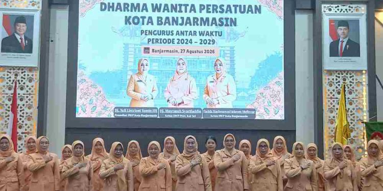 Pengurus DWP Banjarmasin yang resmi dikukuhkan saat foto bersama. (foto : shn/seputaran)