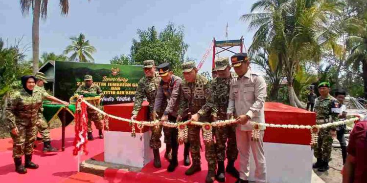 Peresmian Jembatan Perintis Garuda Basirih Selatan dengan prosesi gunting pita. (foto : shn/seputaran)