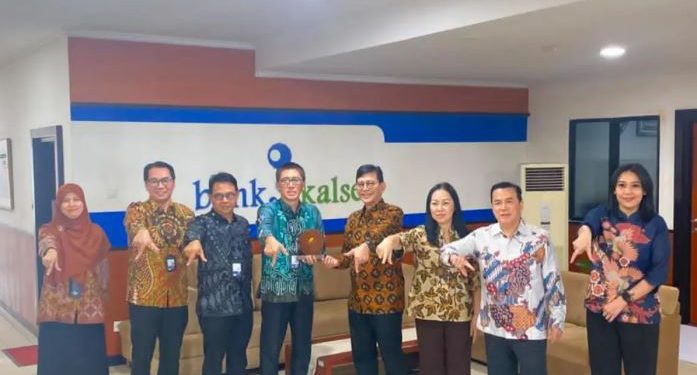 Dirut Bank Kalsel Fachrudin saat foto bersama dengan pihak Bank Victoria. (foto : istimewa)