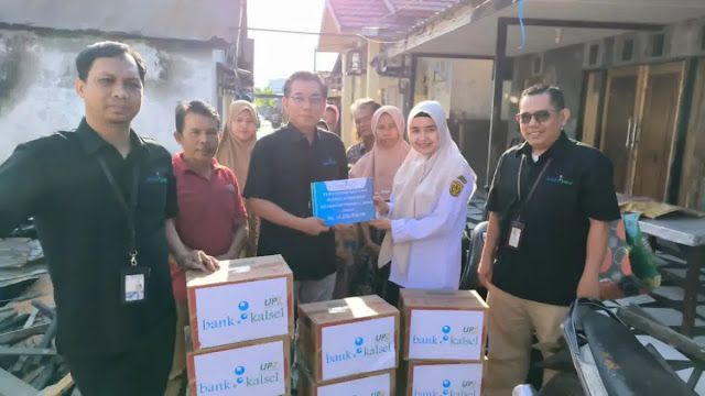 Penyerahan bantuan Bank Kalsel kepada korban kebakaran. (foto : istimewa)