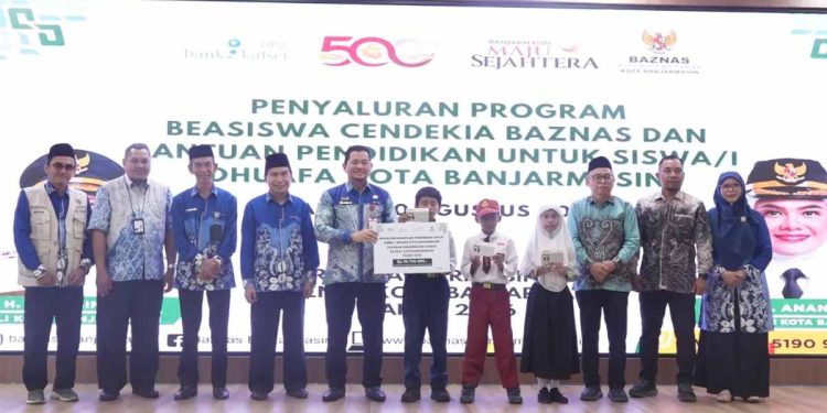 Penyerahan bantuan pendidikan Bank Kalsel - Baznas kepada penerima manfaat. (foto : istimewa)