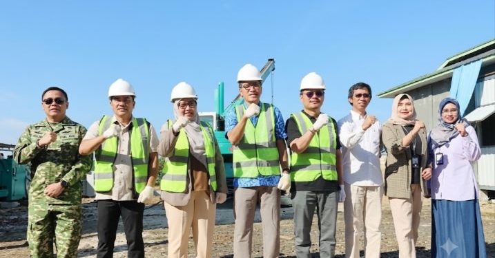 Foto bersama usai peletakan baru pertama pembangunan kantor baru Bank Kalsel Cabang Banjarbaru. (foto : istimewa)