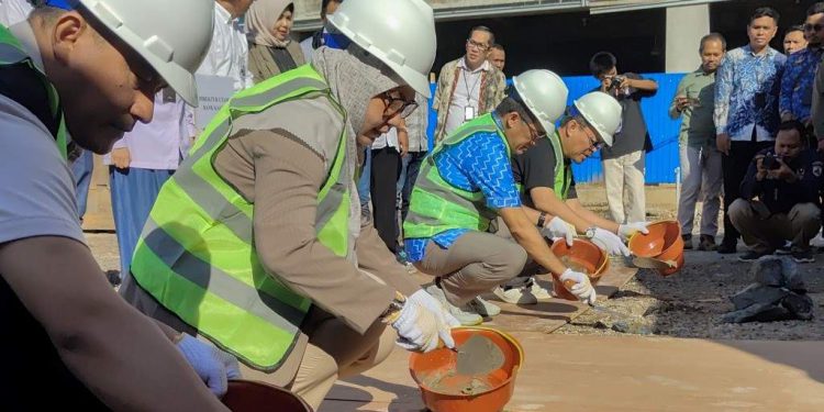 Dirut Bank Kalsel Fachrudin bersama Walikota Banjarbaru Lisa Halaby saat peletakan baru pertama pembangunan kantor Bank Kalsel Cabang Banjarbaru. (foto : istimewa)