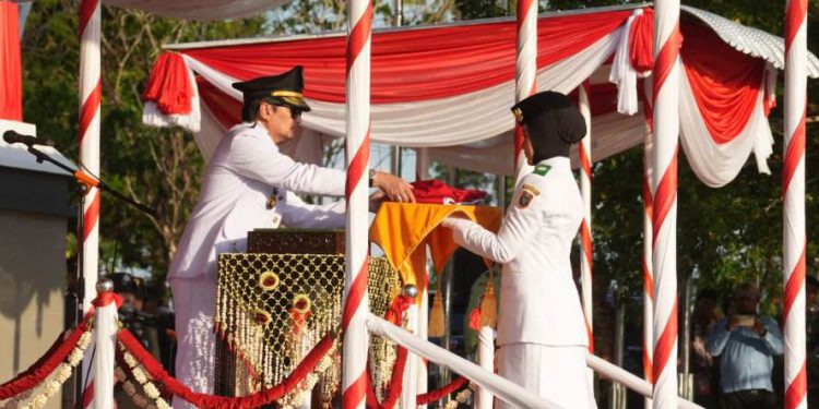 Wagub Kalsel H Hasnuryadi Sulaiman saat menerima bendera Merah Putih pada upacara penurunan bendera HUT ke-81 Kemerdekaan RI. (foto : adpim kalsel)