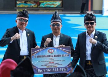 ‎Gubernur H Muhidin Serahkan Berbagai Penghargaan dan Terima Deviden PT Bangun Banua