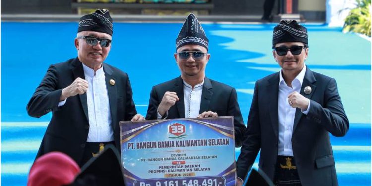 Dirut PT Bangun Banua Afrizaldi diapit Gubernur Kalsel H Muhidin dan Wagub Kalsel H Hasnuryadi Sulaiman usai menyerahkan Dividen PT Bangun Banua. (foto : adpim kalsel)