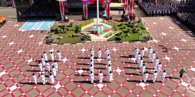 Paskibraka Banjarmasin saat membentuk angka 500 pada upacara peringatan HUT RI, sebagai tanda momen HUT RI di Harjad ke-500 Banjarmasin. (foto : shn/seputaran)
