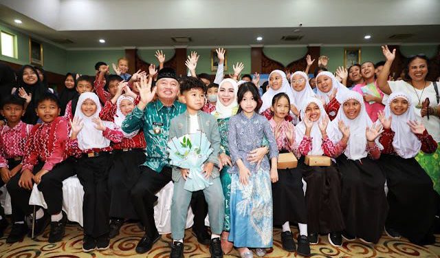 Gubernur Kalsel H Muhidin foto bersama anak pada peringatan Hari Anak Nasional. (foto : istimewa)