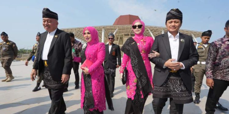Gubernur Kalsel H Muhidin dan Wagub Kalsel H Hasnuryadi Sulaiman masing-masing didampingi istri saat menuju lokasi puncak peringatan Harjad Kalsel di Masjid Syekh Arsyad Al-Banjari. (foto : adpim kalsel)