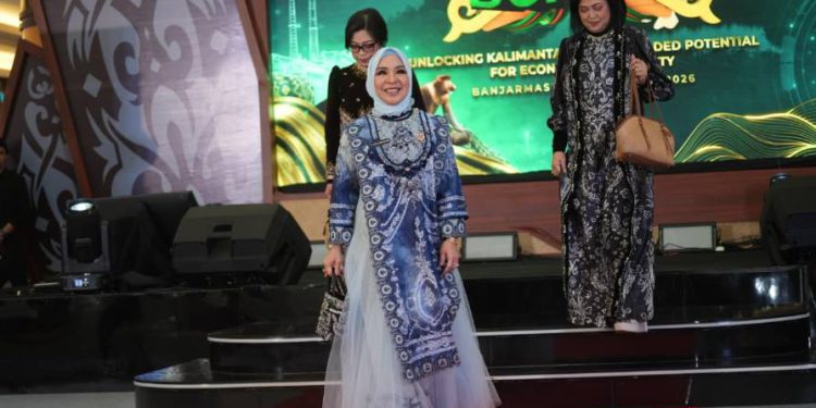 Ketua Dekranasda Kalsel Hj Fathul Jannah Muhidin kenakan sasirangan pada Pamor Borneo 2026. (foto : adpim kalsel)