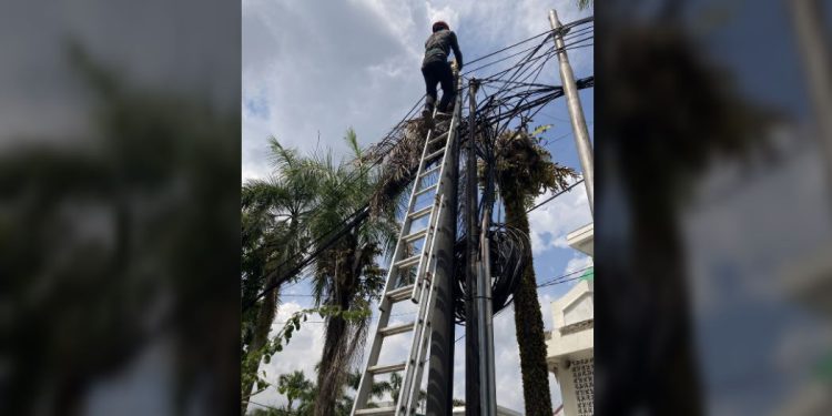 Petugas saat tengah melakukan penataan kabel optik. (foto : shn/seputaran)