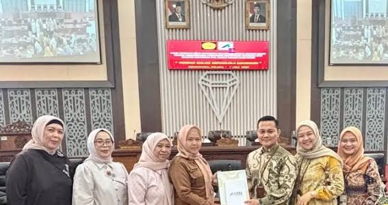 Foto bersama usai kegiatan literasi keuangan. (foto : istimewa)