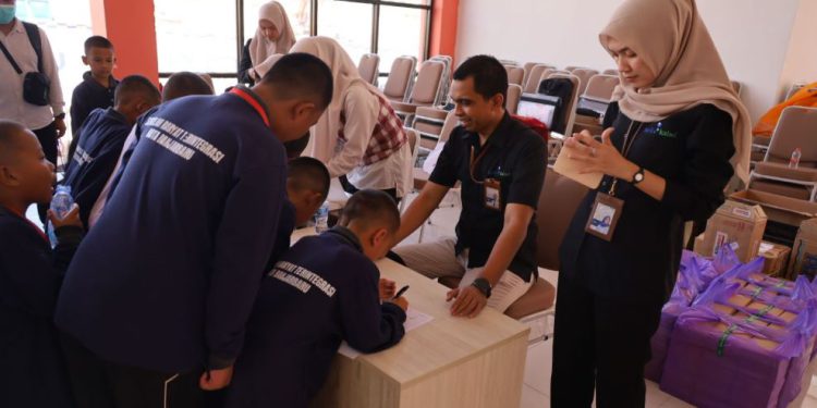 Pelajar Sekolah Rakyat Teintegarasi 2 Banjarbaru saat registrasi kegiatan literasi keuangan dalam rangka peringatan Hari Indonesia Menabung. (foto : bank kalsel)