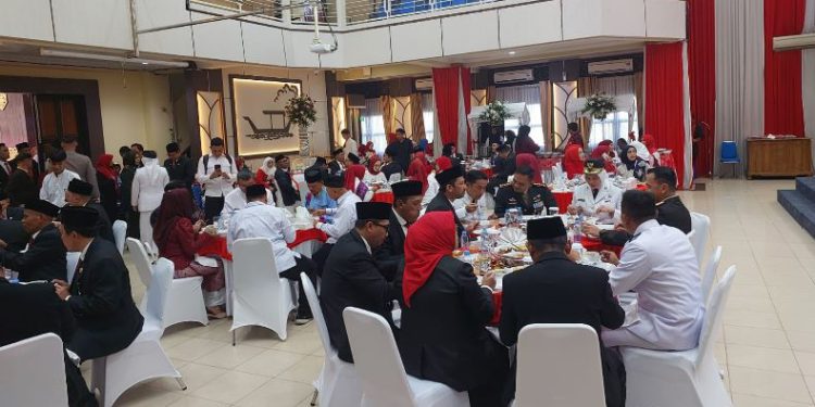 Para tamu menikmati makanan Banjar usai upacara HUT Kemerdekaan RI di Balai Kota Banjarmasin. (foto : shn/seputaran)