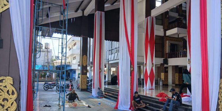 Balai Kota Banjarmasin yang diperindah dengan nuansa merah putih dalam rangka menyambut HUT RI dan Harjad Banjarmasin. (foto : shn/seputaran)