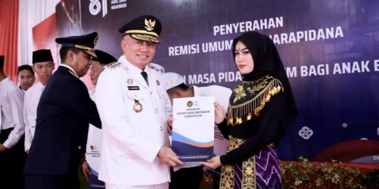 Gubernur Kalsel H Muhidin saat menyerahkan SK Remisi. (foto : adpim kalsel)