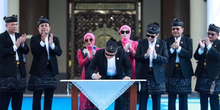 Pembukaan masjid Masjid Syekh Muhammad Arsyad Al-Banjari yang ditandai dengan penandatanganan prasasti oleh Gubernur Kalsel H Muhidin, (foto : adpim kalsel)