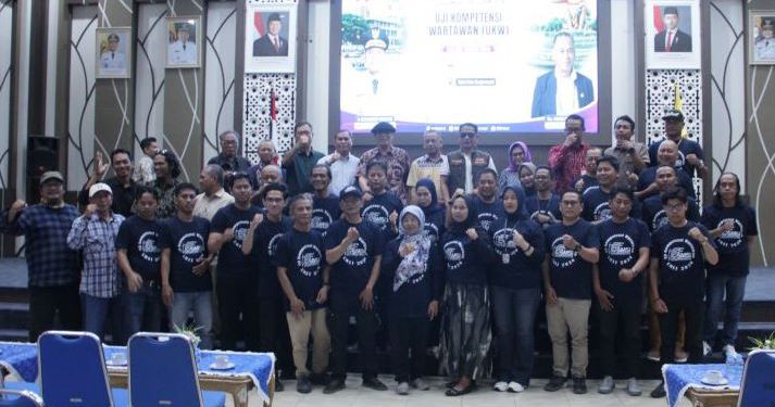 Wartawan peserta UKW yang digelar SMSI Kalsel foto bersama. (foto : istim ewa)