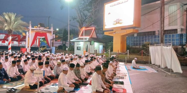 Salat Hajat yang digelar di Halaman Balai Kota Banjarmasin dalam rangka HUT RI dan Harjad Banjarmasin. (foto : shn/seputaran)