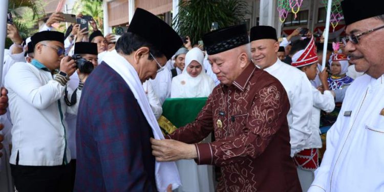 Gubernur Kalsel H Muhidin saat menyambut kedatangan Menteri Agama RI Prof Dr KH Nasaruddin Umar. (foto : adpim kalsel)