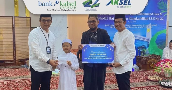 Penyerahan santunan kepada penerima manfaat. (foto : bank kalsel)