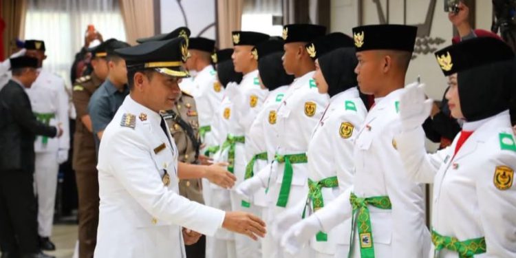 Walikota Banjarmasin HM Yamin saat menyalami para anggota Paskibraka usai dikukuhkan. (foto : shn/seputaran)
