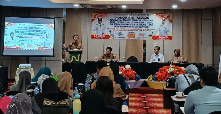 Walikota Banjarmasin HM Yamin saat memberikan sambutan pada kegiatan sosialisasi yang digelar Disperdagin Banjarmasin. (foto : shn/seputaran)