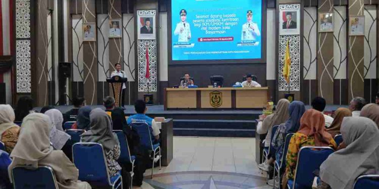 Walikota Banjarmasin HM Yamin sambutan pada sosialisasi Kemitraan IKM/UMKM dengan ritel modern. (foto : shn/seputaran)