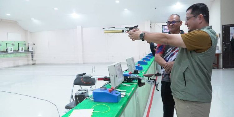 Sekdako Banjarmasin Ichrom Muftezar menembak tanda dibukanya lombam menembak Wali Kota Cup. (foto : shn/seputaran)