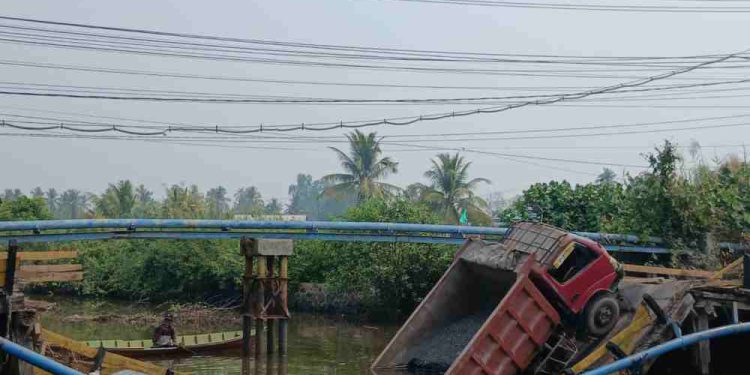 Truk yang ikut ambruk di Jembatan Saka Harang Mantuil. (foto : shn/seputaran)