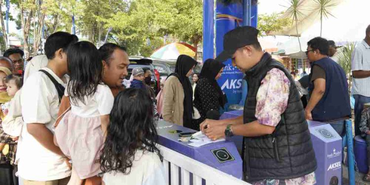 Warga saat dikenakan tarif masuk Taman Satwa dan Edukasi Jahri Saleh yang menjadi potensi pendapatan daerah. (foto : shn/seputaran)