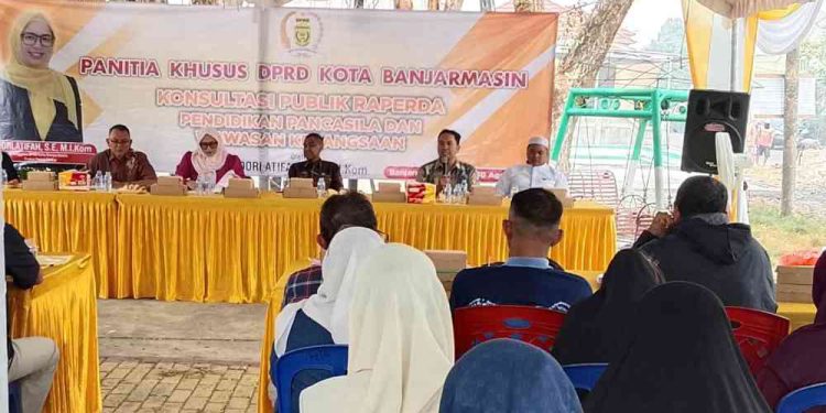 Anggota DPRD Banjarmasin Noorlatifah saat mengelar Konsultasi Publik Raperda Pendidikan Pancasila dan Wawasan Kebangsaan. (foto : smr)
