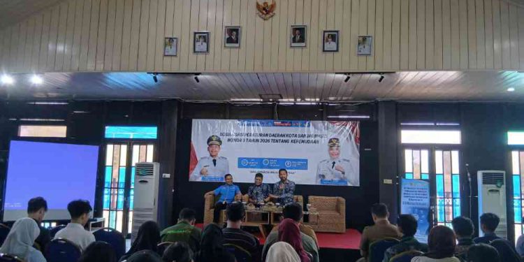 Ketua DPRD Banjarmasin Rikval Fachruri saat menjadi narasumber sosialisasi Perda Kepemudaan. (foto : shn/seputaran)