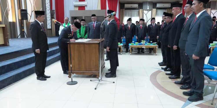 Pelantikan tujuh pejabat Pemko Banjarmasin oleh Walikota Banjarmasin HM Yamin. (foto : shn/seputaran)