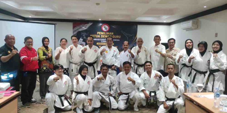 H Sahbirin Noor atau Paman Birin, Ketua PB Lemkari foto bersama usai Pemilihan Ketua Dewan Guru. (foto : istimewa)