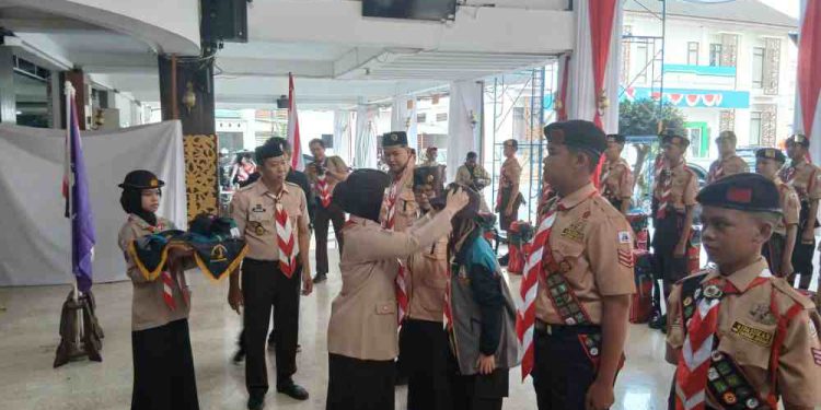 Ketua Kwarcab Gerakan Pramuka Banjarmasin Hj Neli Listriani saat melepas kontingen Pramuka untuk jambore nasional. (foto : shn/seputaran)