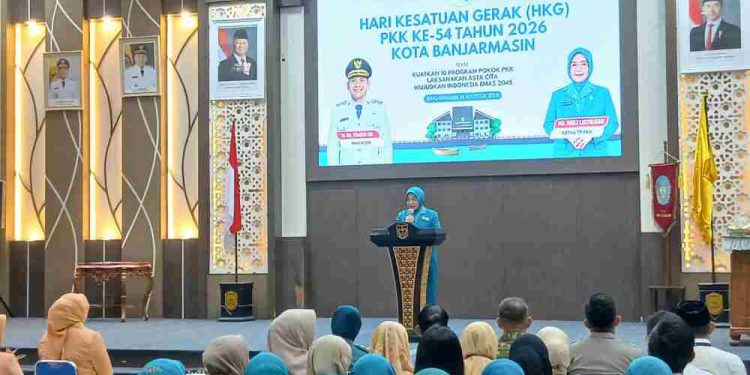 Ketua TP PKK Banjarmasin Hj Neli Listriani saat sambutan pada peringatan HKG ke-54 PKK di Balai Kota Banjarmasin. (foto : shn/seputaran)