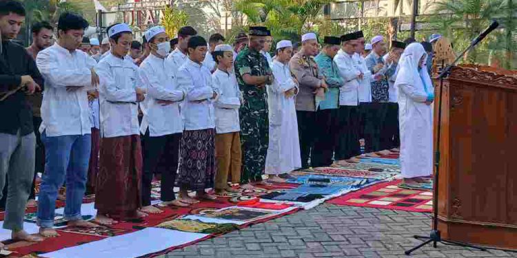 Salat Istisqa yang digelar PAM Bandarmasih. (foto : shn/seputaran)