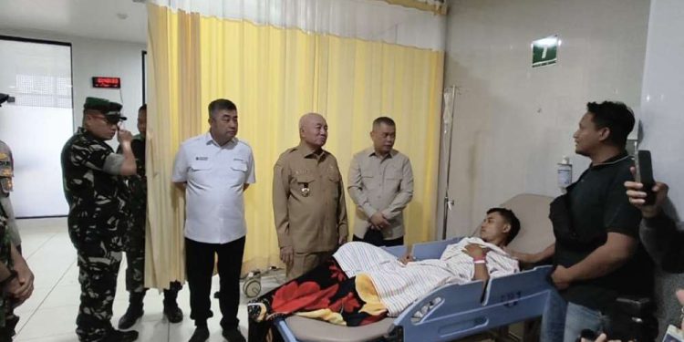 Menhub RI bersama Gubernur Kalsel saat menjenguk korban kecelakaan Kapal Virgo Transport 8 di Rumah Sakit. (foto : adpim kalsel)